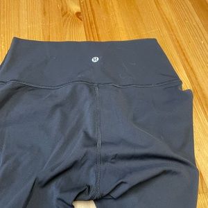 Size 6 lululemon crop leggings like new no pilling